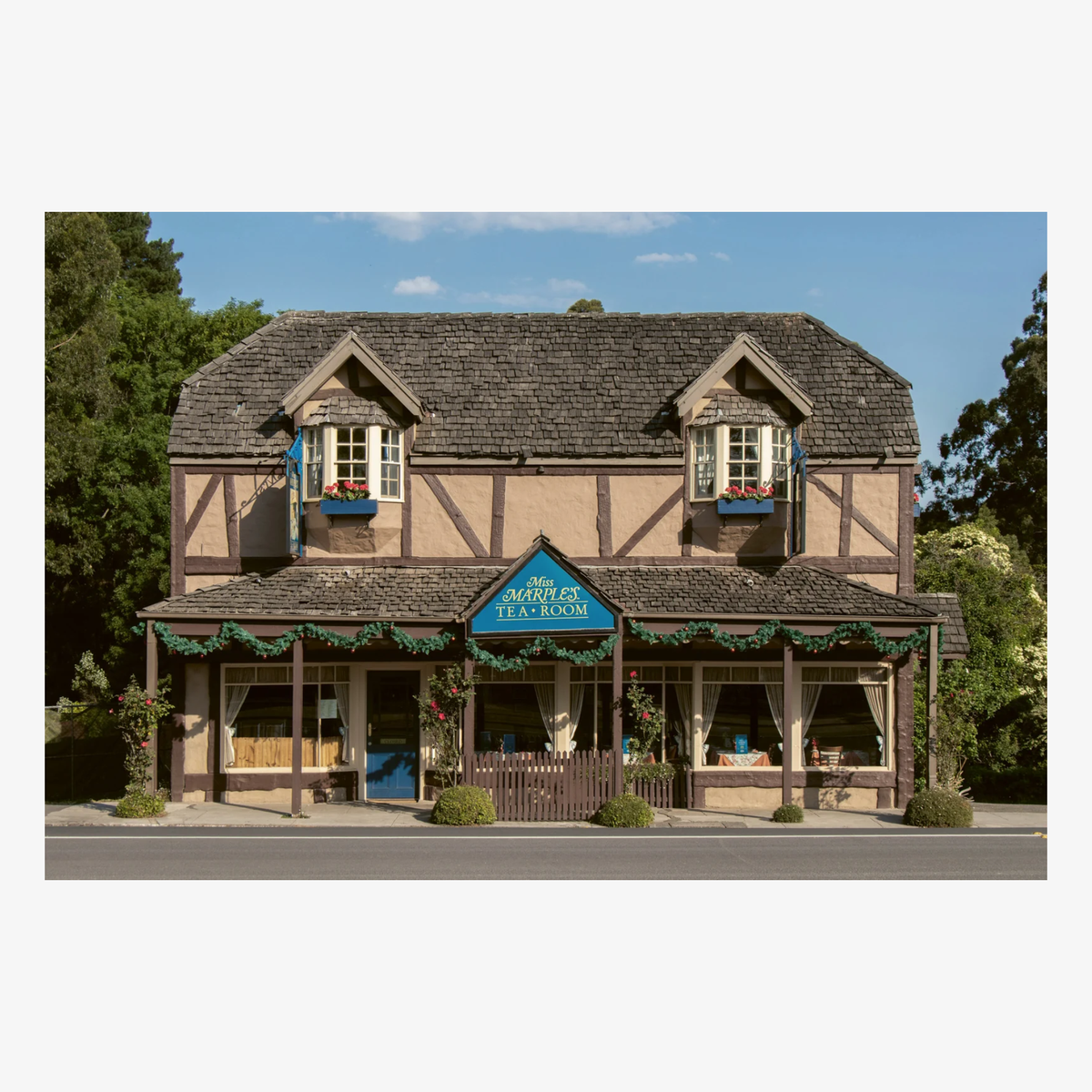 Charming Tea Rooms: From Great Britain to the World