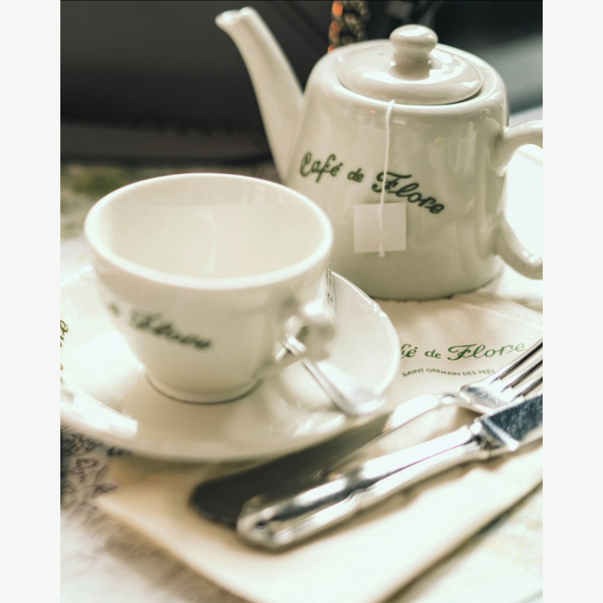Charming Tea Rooms: From Great Britain to the World
