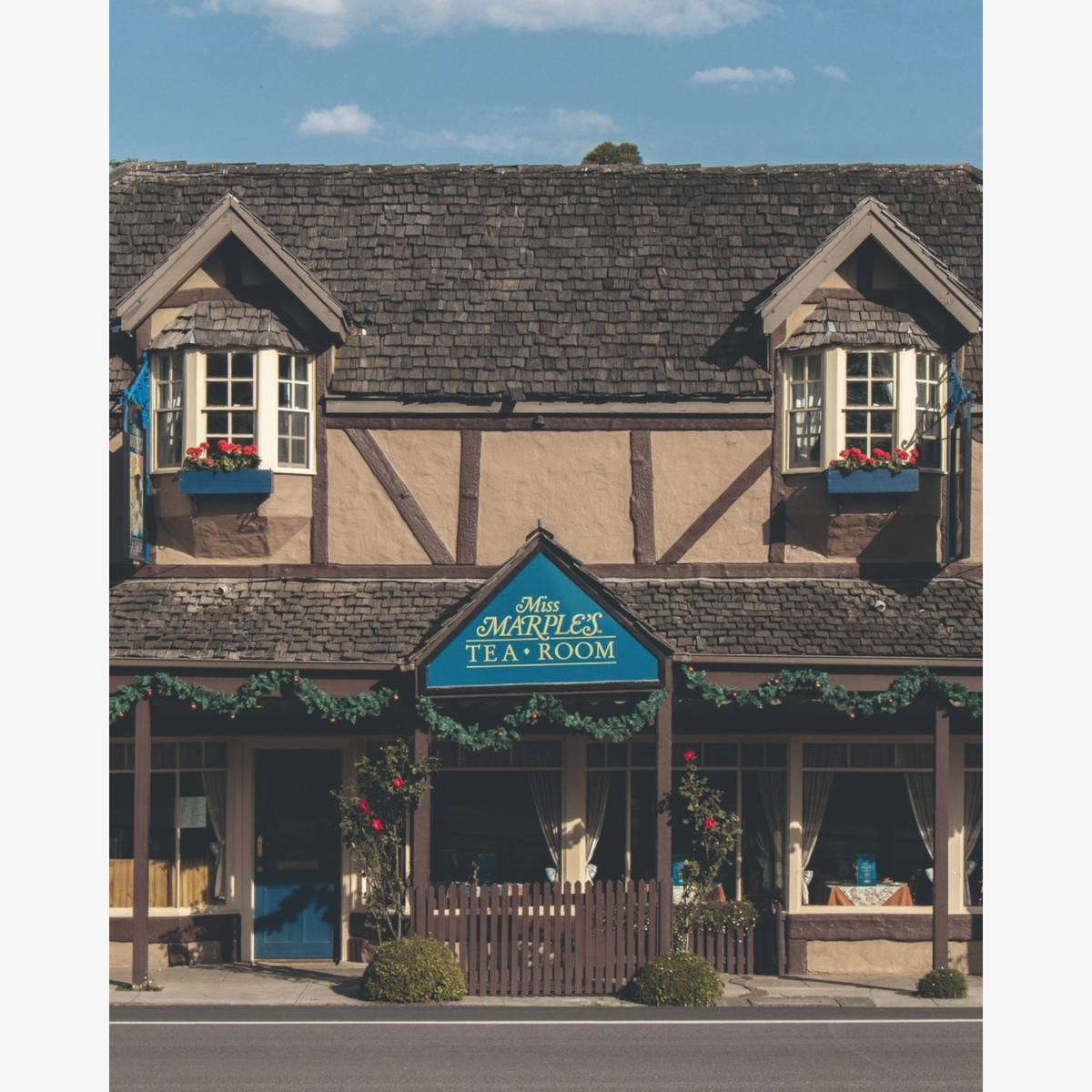 Charming Tea Rooms: From Great Britain to the World