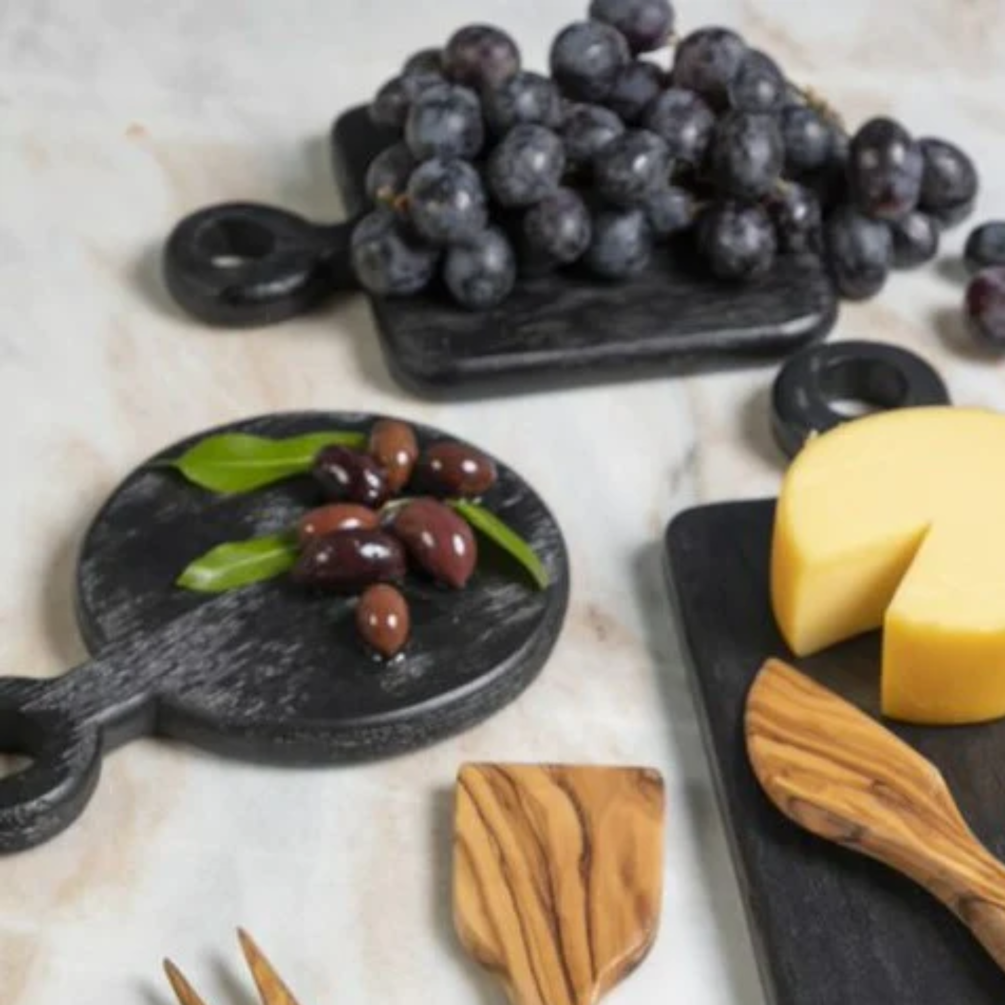 Arendal Round Board & Black Mango Wood Mini Square Board