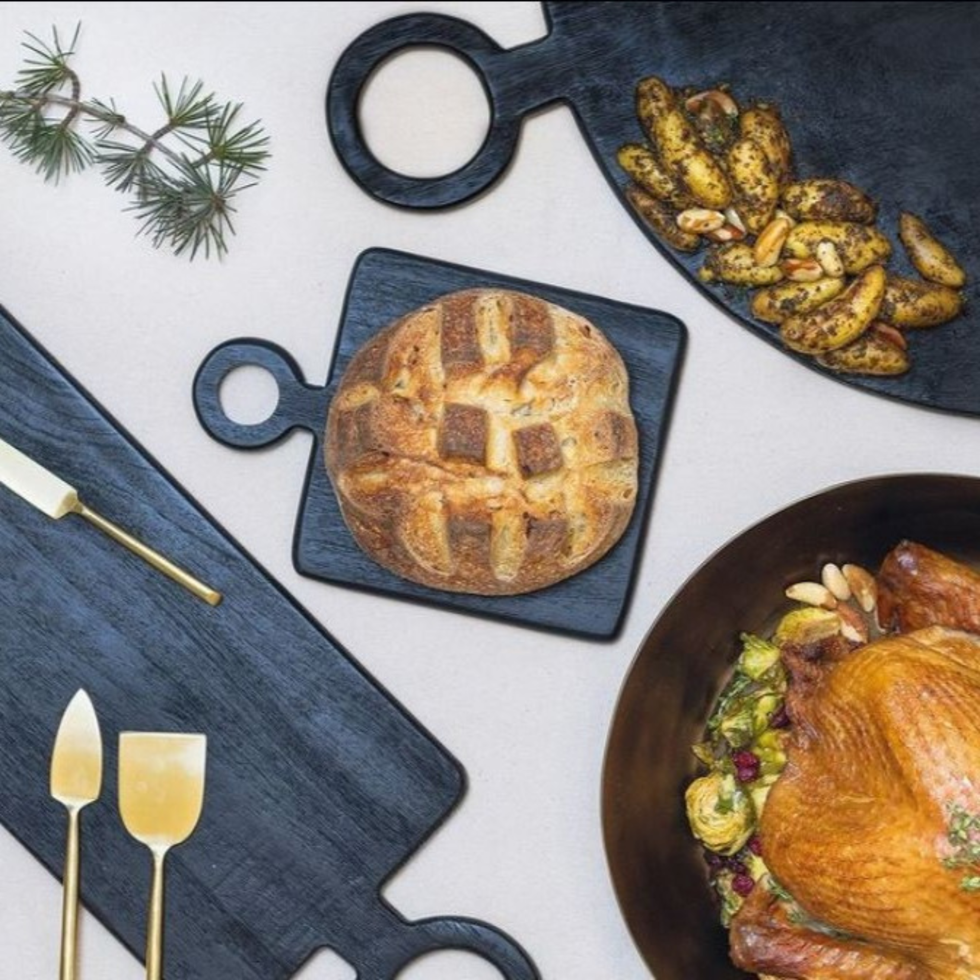 Arendal Round Board & Black Mango Wood Mini Square Board