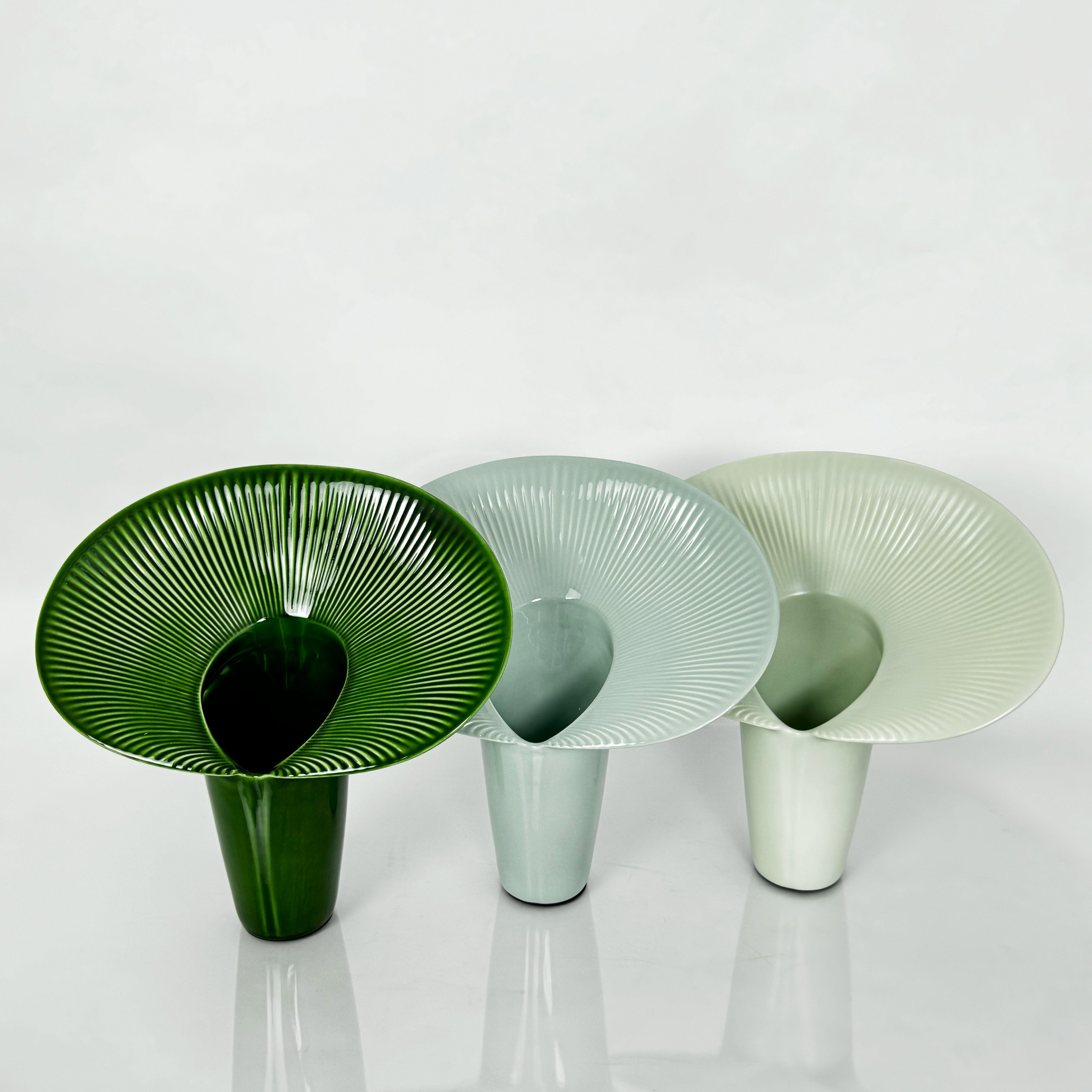 Fusca 13" Vase in Glossy Forest Green