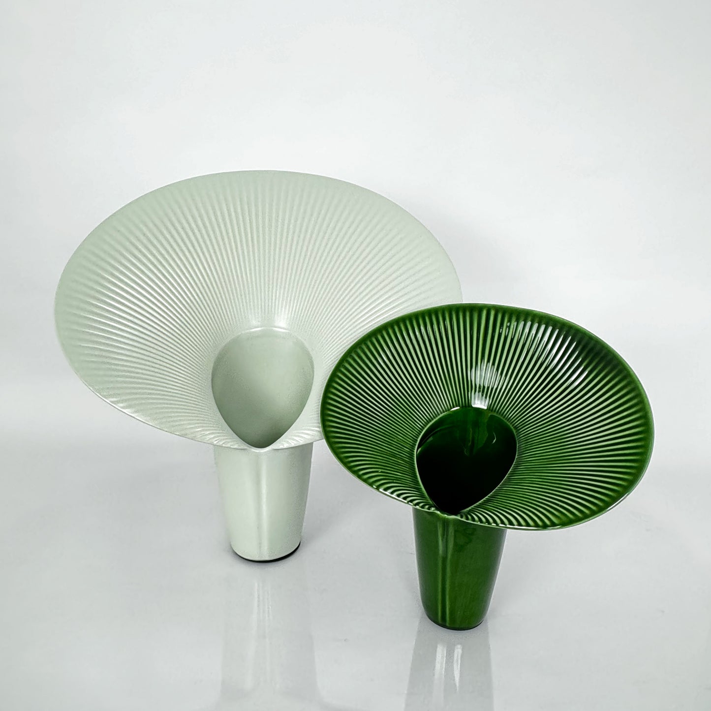 Fusca 13" Vase in Glossy Forest Green